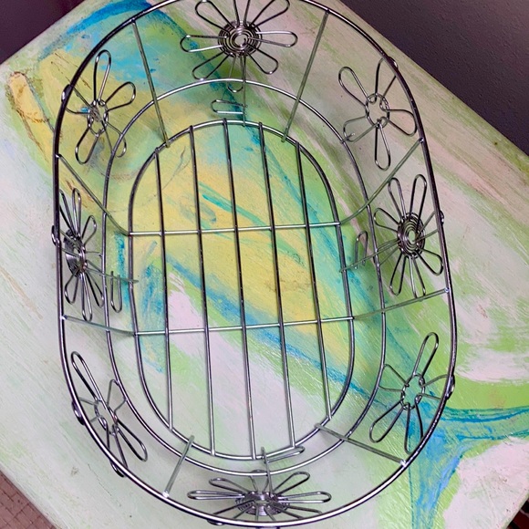Metal flower accessory basket. Excellent condition - Picture 4 of 11